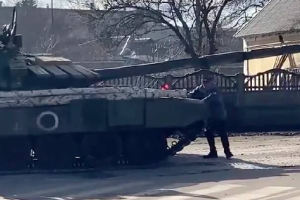 ரஷ்ய பீரங்கிகளை துணிந்து தடுத்து நிறுத்தும் உக்ரைனிய மக்கள்! வைரலாகும் காட்சி | Russia Troops Danks Resistance Ukrainian War