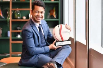 சிங்கப்பூருக்கு பெருமை சேர்த்த தமிழன்!