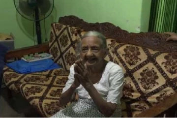 சமூக ஊடகங்களில் பிரபல்யமாகியுள்ள 103 வயது மூதாட்டி! இதுதான் காரணம்