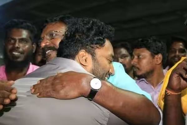 காதலிப்பதாக கூறி பணம் பறித்தார் விக்ரமன்? - திருமாவுக்கு பரபரப்பு கடிதம் எழுதிய இளம்பெண் | Young Woman Written A Letter To Thirumavalavan காதலிப்பதாக கூறி பணம் பறித்தார் விக்ரமன்? - திருமாவுக்கு பரபரப்பு கடிதம் எழுதிய இளம்பெண் | Young Woman Written A Letter To Thirumavalavan