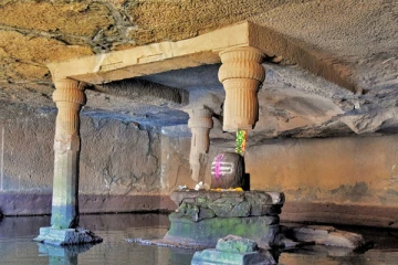 இந்த ஒற்றை தூணும் விழுந்து விட்டால்... மர்மங்கள் நிறைந்த கோவில்