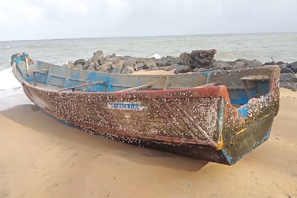 இலங்கையில் கரை ஒதுங்கியது இந்திய படகு -காவல்துறை தீவிர விசாரணை | Fishing Vessel India Has Arrived In Sri Lanka