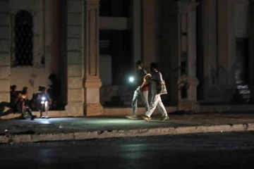 மின் உற்பத்தியில் ஏற்பட்ட பாதிப்பால் இருளில் மூழ்கிய நாடு!