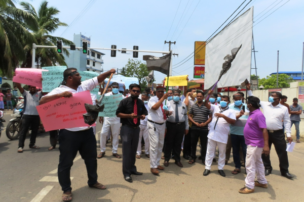 அரசாங்கத்திற்கு எதிராக கல்முனை வைத்தியசாலைக்கு முன்னால் ஆர்ப்பாட்டம் (Photos) | Demonstration Front Kalmunai Hospital Government