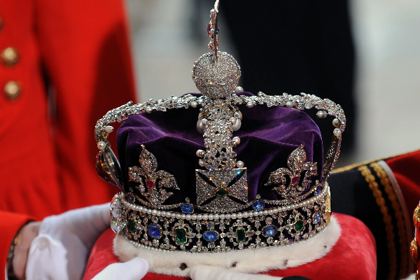 மகாராணி எலிசபெத்தின் கிரீடத்தில் ஏற்படவுள்ள மாற்றம்! | The Change In The Crown Of Queen Elizabeth