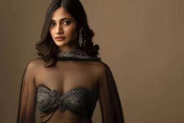 கவர்ச்சியில் எல்லைமீறும் லாஸ்லியா.. கிளாமர் உடையில் லேட்டஸ்ட் போட்டோஷூட்