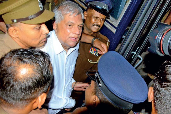 கொழும்பில் களமிறங்கும் ராஜபக்சர்கள் - அவசரமாக இந்தியா சென்றுள்ள ரணில் | Ranil Visit India With Wife