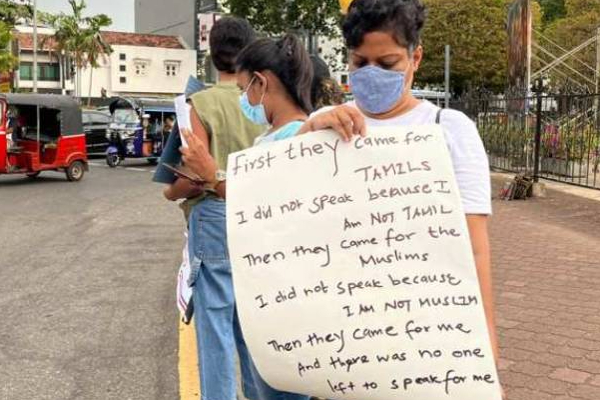இலங்கை போராட்டத்தில் கவனத்தை ஈர்த்த புகைப்படம்! | People Protest Viral Photo Economic Crisis Colombo இலங்கை போராட்டத்தில் கவனத்தை ஈர்த்த புகைப்படம்! | People Protest Viral Photo Economic Crisis Colombo