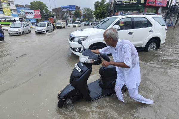 இந்தியத் தலைநகரில் வரலாறு காணாத மழைபொழிவு - 50 க்கு மேற்பட்டவர்கள் உயிரிழப்பு | Delhi Is Struggling With Highest Rain