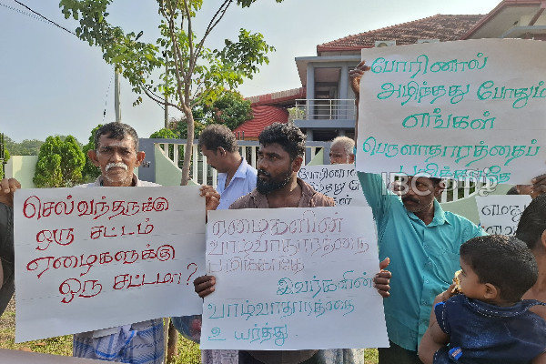 புதுக்குடியிருப்பு மாவட்ட செயலகம் முன்பாக கவனயீர்ப்பு போராட்டம்! | Protest At Pudukkudiyirappu புதுக்குடியிருப்பு மாவட்ட செயலகம் முன்பாக கவனயீர்ப்பு போராட்டம்! | Protest At Pudukkudiyirappu