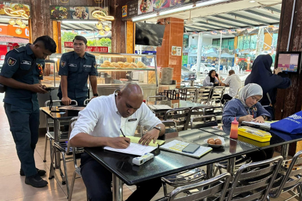 எஞ்சிய உணவுகளைக் கழுவி மீண்டும் விற்பனை; சம்பவத்தால் ஷாக்! | Leftover Food Is Being Washed And Resold Malaysia