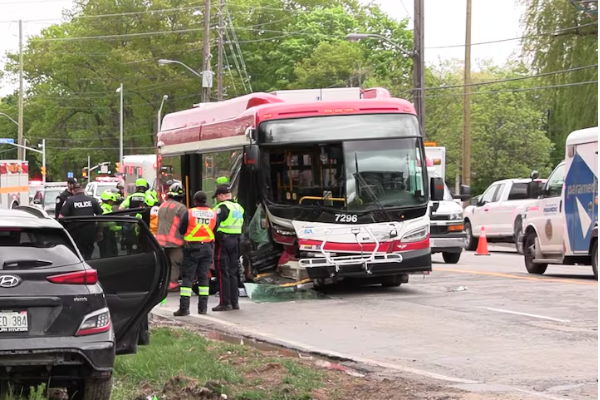 டொரொன்டோவில் இடம்பெற்ற விபத்தில் 7 பேர் காயம் | Hwy 400 Crash Leaves 7 Injured Including 4 Kids