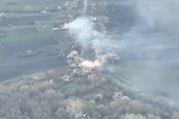 தங்களை விட வலிமையான ரஷ்யப் போர் வாகனத்தை துவம்சம் செய்யும் உக்ரைன் வீரர்கள்: கவனம் ஈர்க்கும் ஒரு வீடியோ