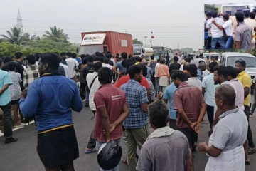 மின்னல் வேகத்தில் வந்த கார்! 5 பெண்கள் சம்பவ இடத்திலேயே மரணம்..அதிர்ச்சி சம்பவம்