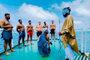 සමකය හරහා ගමන් කරන කෝඩු කාරයන්ට සිදු වන දේ.  (PHOTOS)