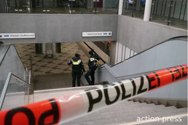 ஜேர்மனியில் புலம்பெயர்ந்தோரால் ரயில் முன் தள்ளிவிடப்பட்ட இளம்பெண்: விவரங்கள் வெளியாகின | Details Of 2 Migrants Hit On Hamburg Train ஜேர்மனியில் புலம்பெயர்ந்தோரால் ரயில் முன் தள்ளிவிடப்பட்ட இளம்பெண்: விவரங்கள் வெளியாகின | Details Of 2 Migrants Hit On Hamburg Train