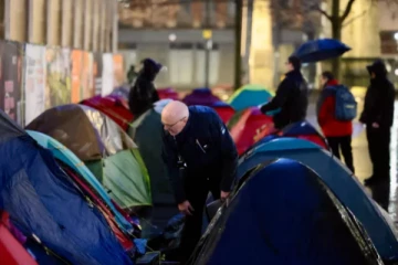 இங்கிலாந்தில் முகாமிட்டிருந்த புலம்பெயர்ந்தோரை அப்புறப்படுத்திய அதிகாரிகள்: அடுத்து நடந்த விடயம்