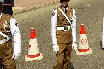 800 கிலோ கழிவு தேயிலை தூளை ஏற்றிச் சென்ற மூவர் கைது!