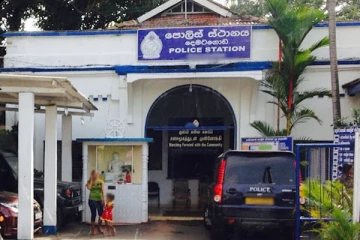 பொலிஸ் நிலையத்தில் சட்டை பின்களை விழுங்கிய நபரால் பரபரப்பு