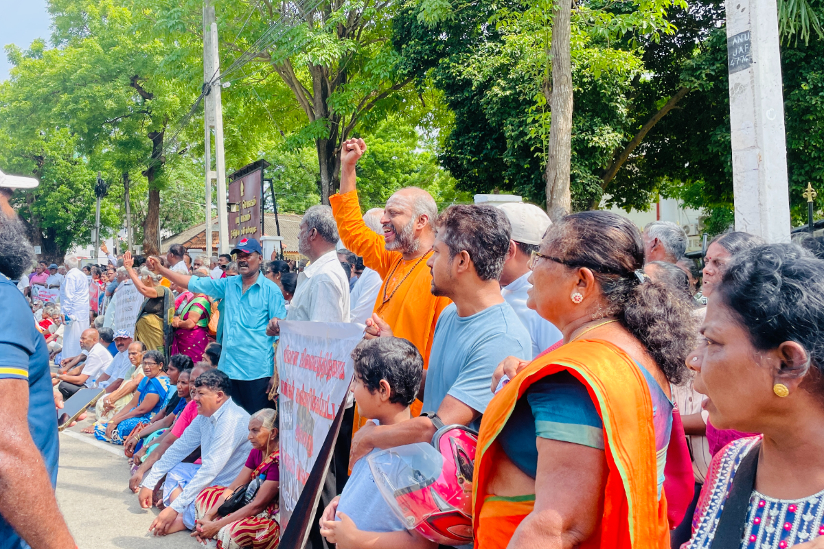 சொந்த நாட்டில் 36 வருடம் அகதி வாழ்க்கை ; யாழில் போராட்டத்தில் குதித்த மக்கள் | Jaffna Residents Stage Protest At District Office