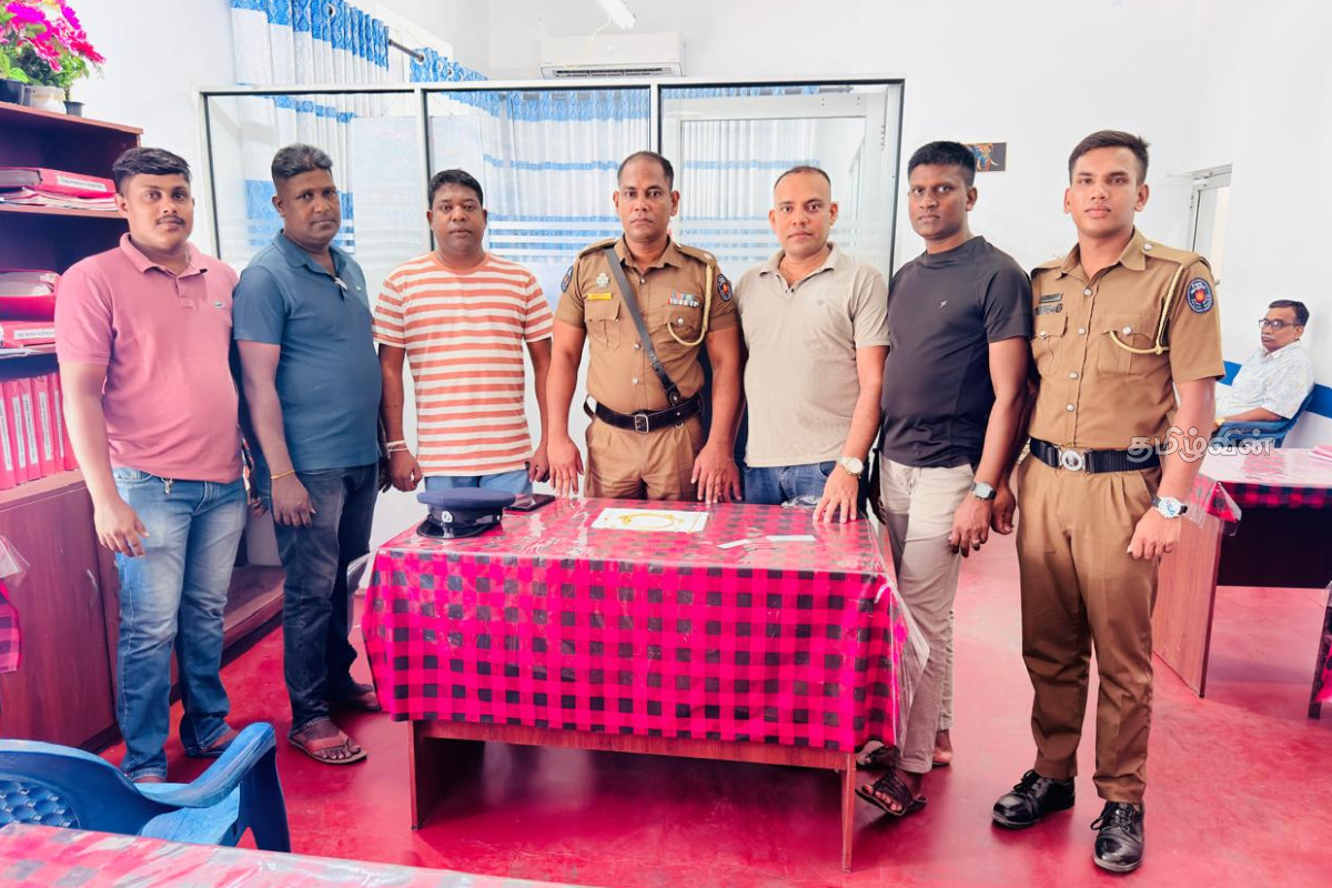 யாழ்.நக­ரில் கள­வா­டப்­பட்ட நகை­கள் பொலி­ஸா­ரால் மீட்பு! | Police Recover Stolen Jewelry In Jaffna
