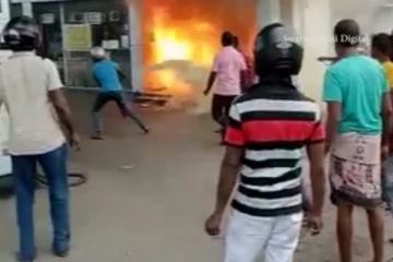 ඉන්ධන පිරවුම් හලක හදිසියේ ඇති වූ ගින්න...(VIDEO )