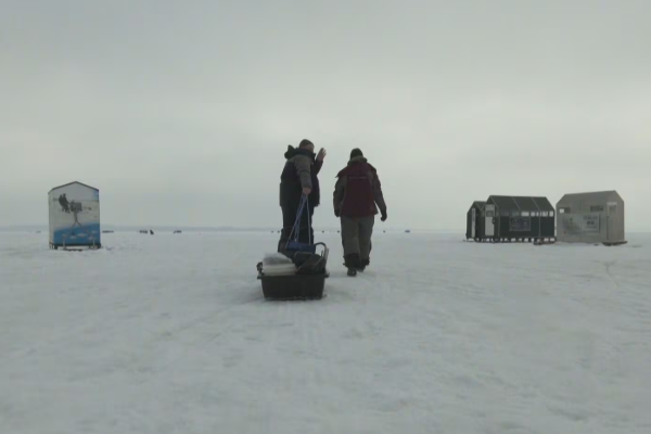 கனடாவில் மீன்பிடிப்போருக்கு விடுக்கப்பட்டுள்ள எச்சரிக்கை | Police Warn Ice Fishers Of Spotty Conditions