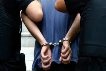 மதுபான விற்பனையில் ஈடுபட்ட பெண் ஒருவர் உட்பட இருவர் கைது: 12 போத்தல் மதுபானம் மீட்பு