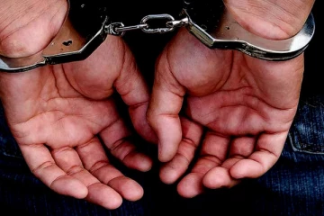 පාසල් සිසුන්ට මත් පෙති බෙදු පුද්ගලයෙකු අත්අඩංගුවට - ඔබේ දරුවාත් ආරක්ෂිත ද?..