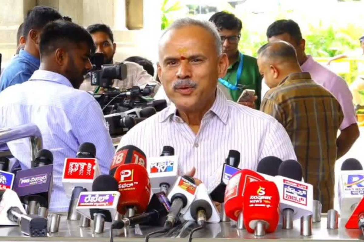 காவல் அதிகாரியை அறைந்த எம்.எல்.ஏ மகள் - திருப்பி அறைந்த பெண் போலீஸ் | Karnataka Bjp Mla Daughter Slapped Cop At Temple காவல் அதிகாரியை அறைந்த எம்.எல்.ஏ மகள் - திருப்பி அறைந்த பெண் போலீஸ் | Karnataka Bjp Mla Daughter Slapped Cop At Temple