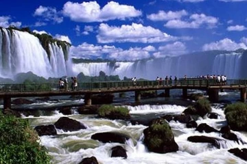 நயாகரா போல் மாறிய பிரேசில் அருவி; குவியும் சுற்றுலாப்பயணிகள்!