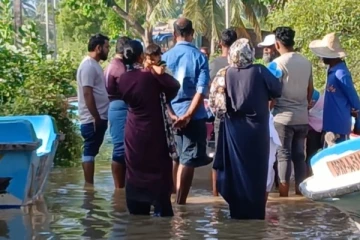 கிண்ணியாவில் போக்குவரத்து தடைபட்டுள்ளது! படகு சேவை நடைமுறையில்