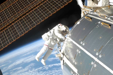 ගගනගාමීන් තිදෙනෙක් අභ්‍යවකාශ මධ්‍යස්ථානයේ අතරමං වෙයි. (VIDEO)