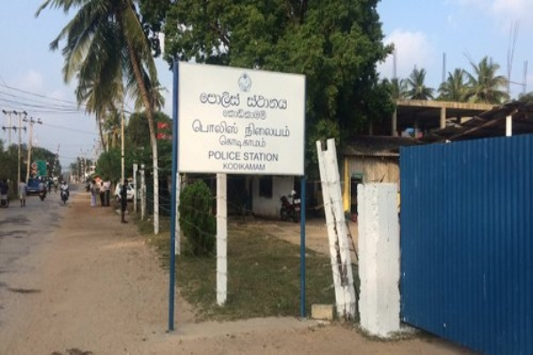 உந்துருளியில் வந்த இருவரால் பெண்ணின் தங்கச்சங்கிலி அறுப்பு! யாழில் சம்பவம் | The Woman S Chain Has Been Cut By Thieves