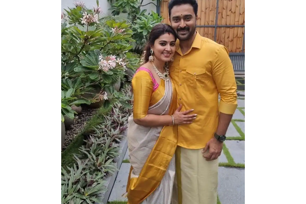 அழகில் அம்மாவையே உரிச்சு வைத்திருக்கும் சினேகாவின் மகள்…. இவ்வளவு பெரிய ஆள வளர்ந்திட்டாரா? ஷாக்காகிடாதீங்க! | Actress Sneha Celebrate Diwali With Fa