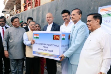 தமிழகத்தில் இருந்து அனுப்பப்பட்ட நிவாரண பொருட்கள் இலங்கையிடம் ஒப்படைப்பு