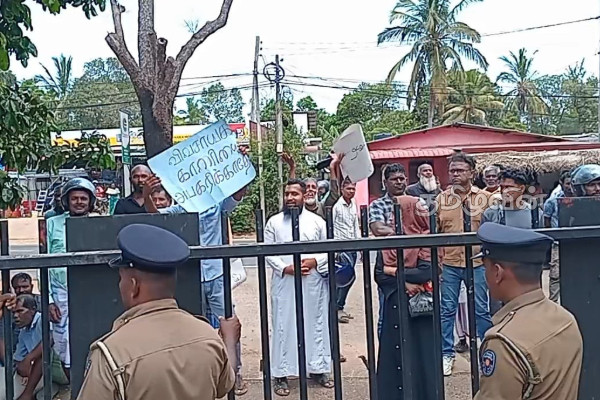 அபகரித்த விவசாய காணியை மீள பெற நீதி கேட்க சென்ற மக்களை தாக்கிய பொலிஸார் | Police Attack People Justice Agricultural Land
