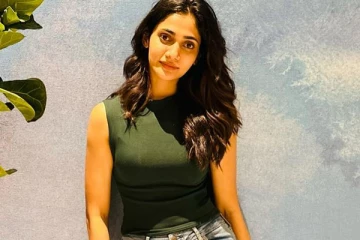 மாடர்ன் உடையில் லாஸ்லியாவின் லேட்டஸ்ட் ஸ்டில்கள்