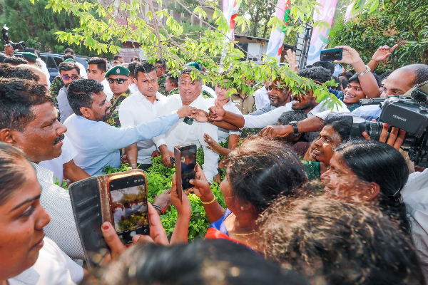 யாழில் சட்டவிரோதமாக பயன்படுத்தப்படும் அரச வாகனங்கள் : எழுந்துள்ள குற்றச்சாட்டு | Illegally Used Government Vehicles In Jaffna