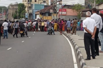 எங்களை வீதிகளில் இருந்து அடித்து விரட்டுகின்றனர்! பேலியகொடவில் குழப்பம் (Video)