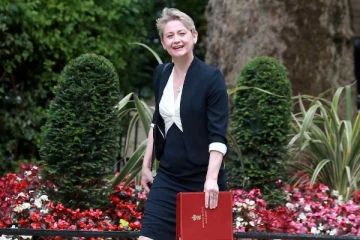 புதிய உள்துறைச் செயலரும் வேலையைக் காட்டத் துவங்கிவிட்டார்: வெளிநாட்டவர்களுக்கு கட்டுப்பாடுகள்