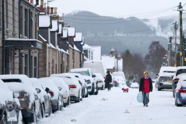 ஐரோப்பாவில் தொடரும் துருவகுளிர் தாக்குதல்! இன்று 3 வது நாளாகவும் பனிப்பொழிவு | Heavy Snowfall Continues In Europe Today