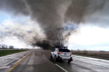 பாரிய லொறியை புரட்டிப்போட்ட சுழல்காற்று., வைரலாகும் காணொளி