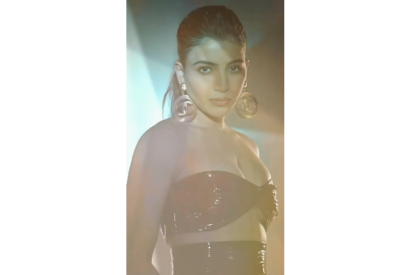 இணையத்தை பற்ற வைத்த நடிகை சமந்தா.. ரசிகர்களை ஷாக் ஆக்கிய புகைப்படங்கள் | Samantha Latest Hot Photoshoot Becomes Most Viral இணையத்தை பற்ற வைத்த நடிகை சமந்தா.. ரசிகர்களை ஷாக் ஆக்கிய புகைப்படங்கள் | Samantha Latest Hot Photoshoot Becomes Most Viral