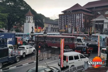 මහනුවර – කොළඹ මාර්ගයේ දැඩි රථවාහන තදබදයක්