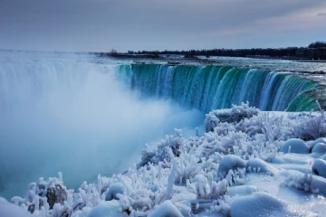 குளிரில் உறைந்த உலகப் புகழ் பெற்ற நயாகரா நீர்வீழ்ச்சி