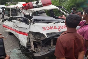 நோயாளிகள் இருந்த அம்புலன்ஸ் வண்டி விபத்து