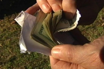 கொழும்பில் வீதியில் கிடந்த பெருந்தொகை பணம் - பொலிஸ் அதிகாரியின் நேர்மையான செயல்