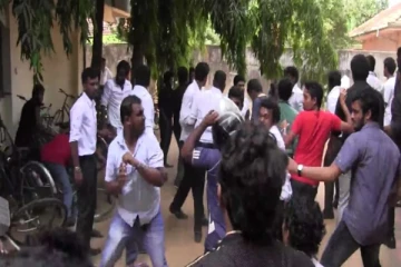 தொடரும் மோதல்-  வீடு புகுந்து தாக்குதல் மேற்கொண்ட பல்கலை மாணவன்!