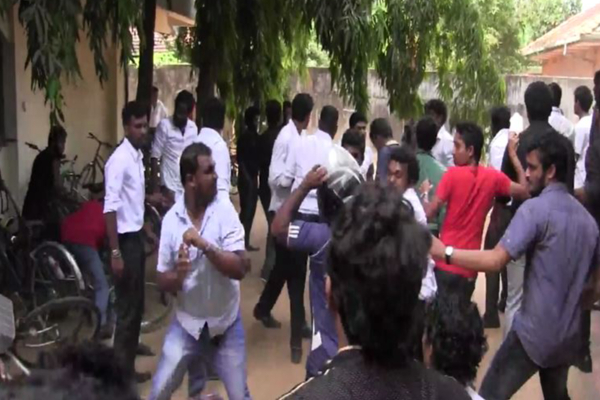 தொடரும் மோதல்-  வீடு புகுந்து தாக்குதல் மேற்கொண்ட பல்கலை மாணவன்! - ஐபிசி தமிழ்